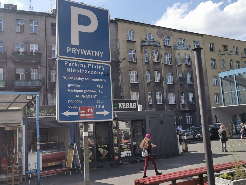 Między dworcem a pocztą jest niestrzeżony parking - 10 zł za...