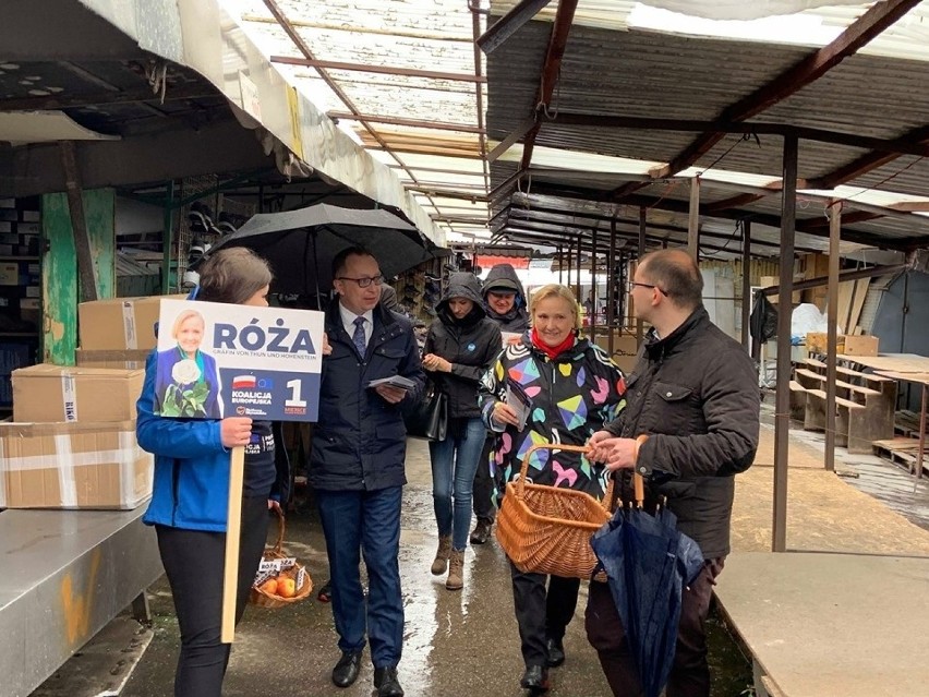 Róża Thun na kieleckich bazarach. Kupiła...truskawki (ZDJĘCIA) 