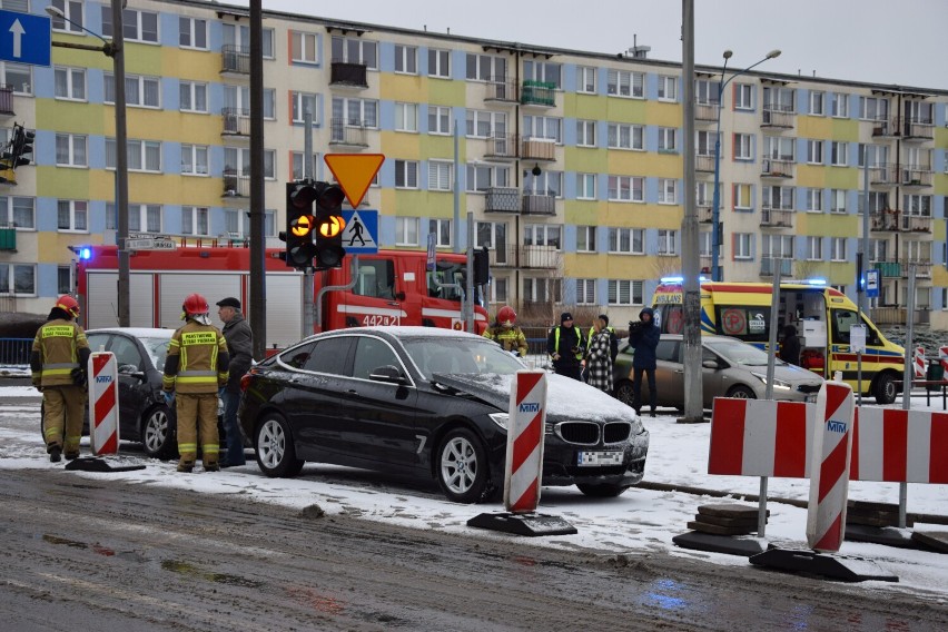 Zderzenie dwóch samochodów na ul. Chełmińskiej w Grudziądzu....