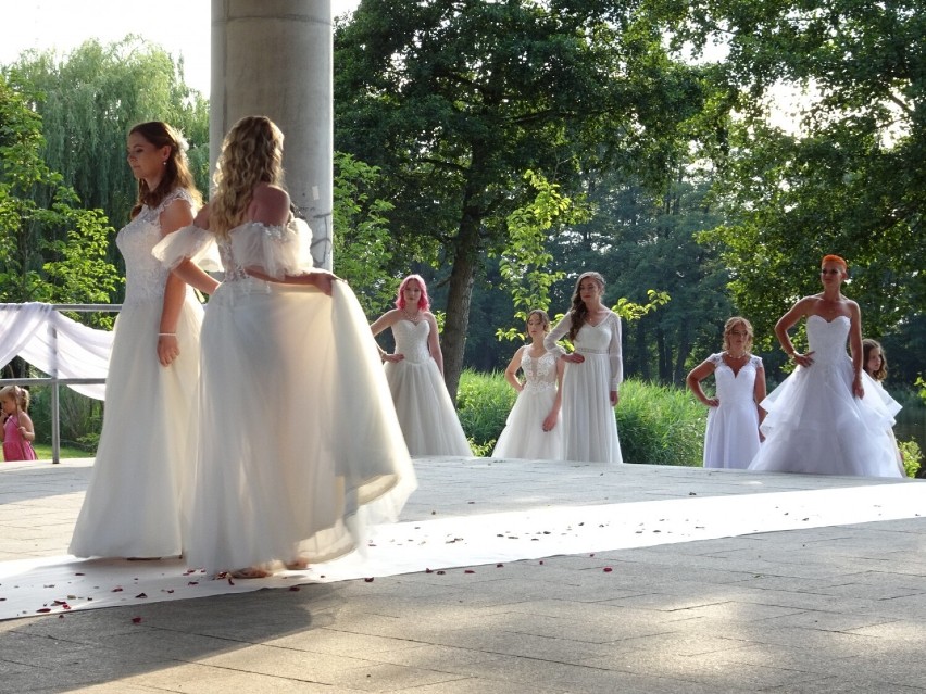 Moda ślubna nad oleśnickimi stawami. Odbył się pokaz atelier Agnieszki Szygenda