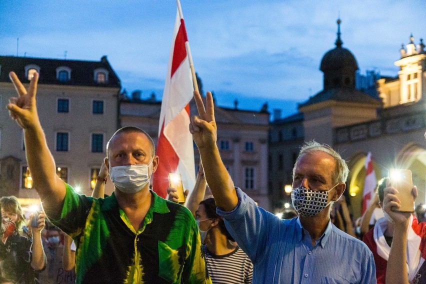 Manifestacja solidarności z Białorusią. Tłumy krakowian na Rynku Głównym [ZDJĘCIA]