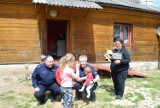 Policjanci pomogli 5-osobowej rodzinie z Piątkowej k. Dubiecka [ZDJĘCIA]