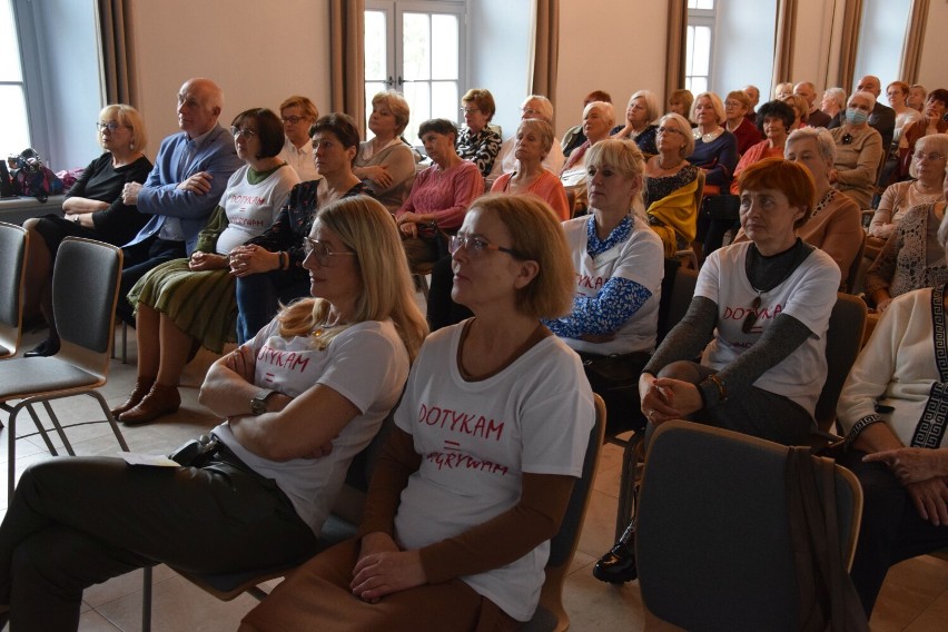 Sala szczecineckiego zamku zapełniona słuchaczami