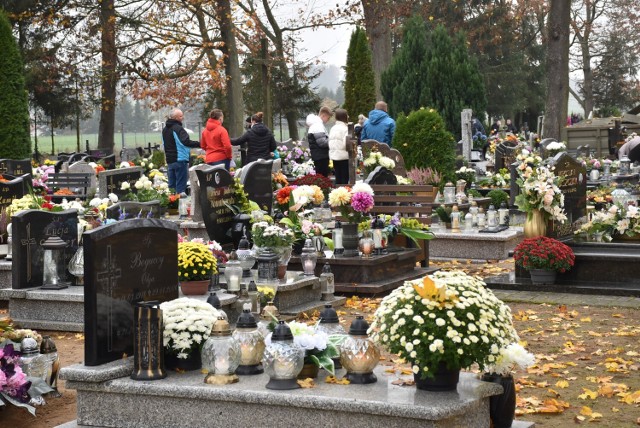 Przechlewianie licznie przybyli na groby swoich bliskich w uroczystość Wszystkich Świętych 2022.