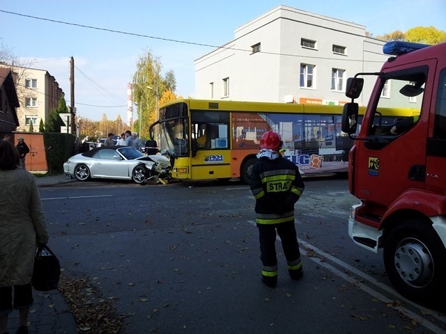 Wypadek autobusu i porsche w Katowicach