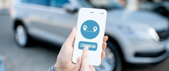 Aplikacja i zmiany w przepisach o ruchu drogowym mają poprawić bezpieczeństwa pasażerów taksówek zamawianych przez aplikację.