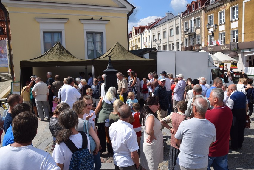 Święto Wojska Polskiego w Białymstoku. Kolejka po grochówkę, a ta się skończyła