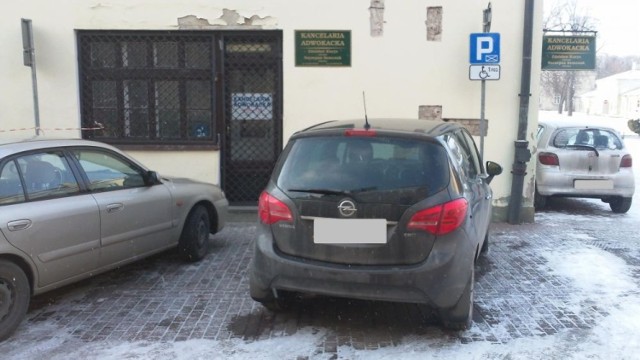 Zamość: Parkowanie na miejscach dla niepełnosprawnych. Straż Miejska mówi DOŚĆ