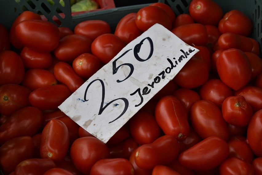 Sprawdziliśmy ceny warzyw i owoców na Dworzysku. Jest drożej niż przed rokiem. Szczególnie widać to na przykładzie pomidorów na przetwory