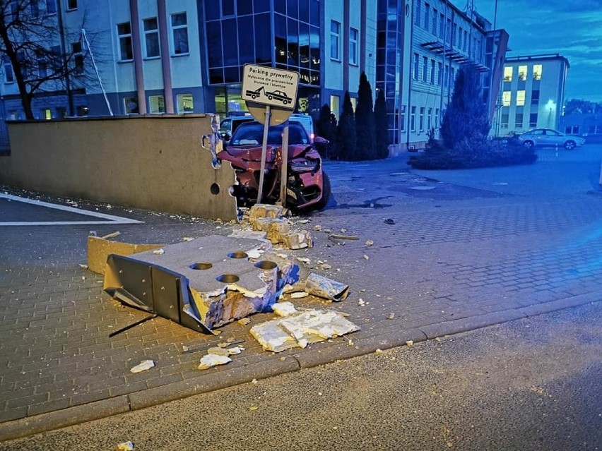 Auto uderzyło w mur na Unii Lubelskiej w Bydgoszczy [zdjęcia]