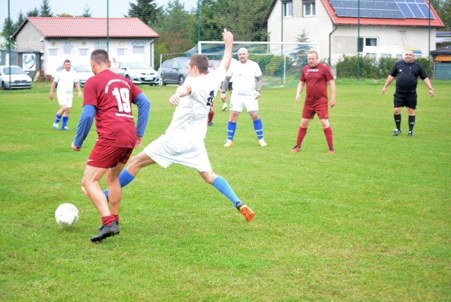 Starsi panowie, dawni zawodnicy Orła Łowyń i Klubu Piłkarskiego Kamionna zagrali mecz ku pamięci swojego kolegi - śp. Macieja Mrówki (1.10.2022).