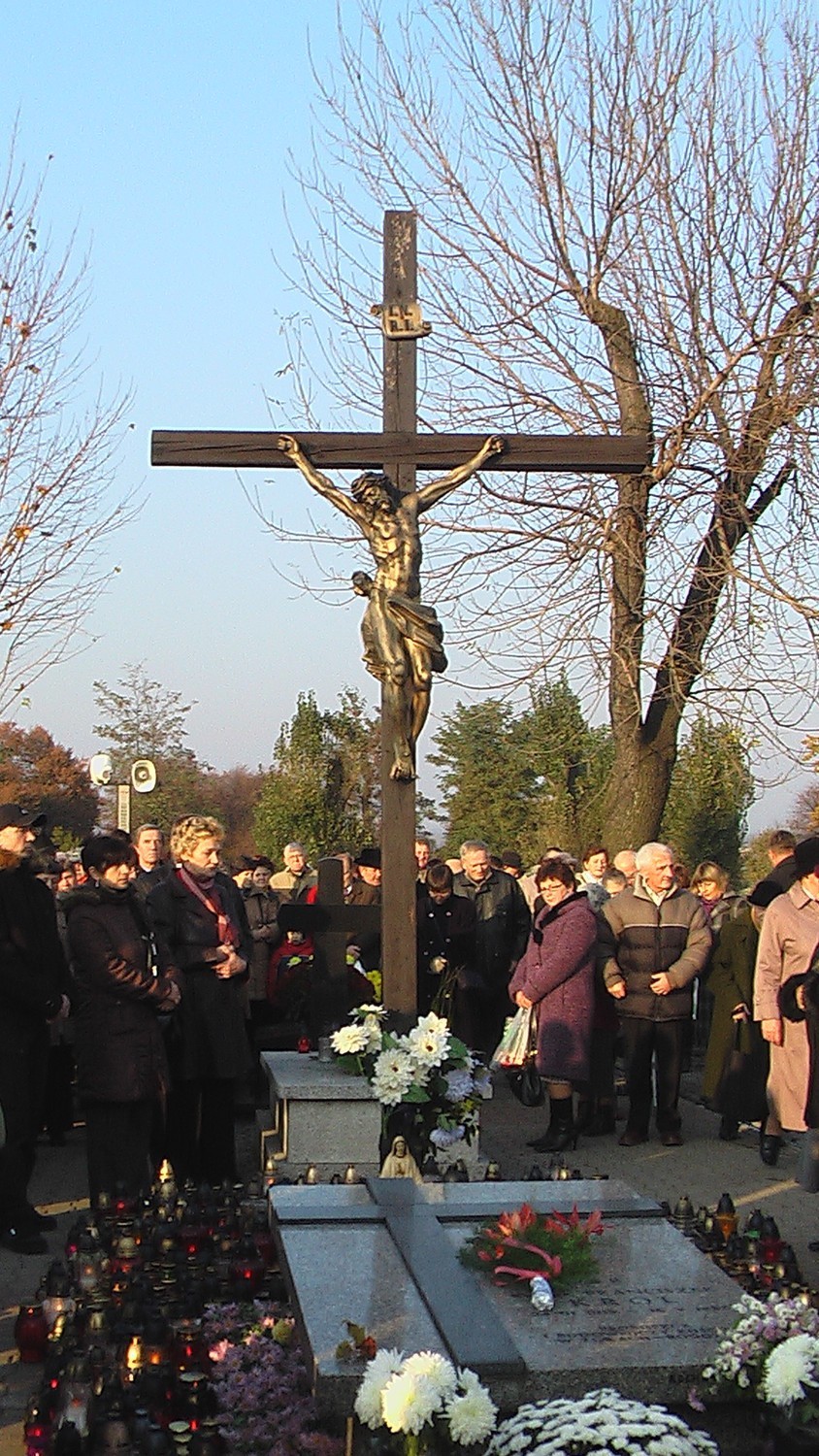 Walka z krzyżem Żory: dwa lata temu wandale zniszczyli krzyż na cmentarzu