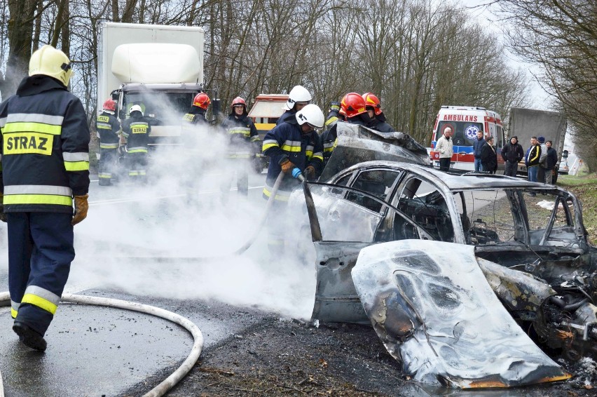 Wypadek na DK 91 w Dąbrówce. Czołowe zderzenie, spłonął volkswagen passat [zdjęcia]