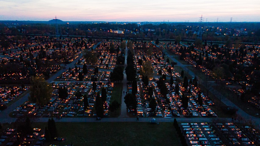 Cmentarz Północny rozświetlony milionami zniczy. Niesamowite...