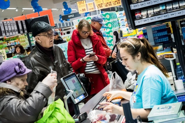 Lidl ogłasza rekrutację na 500 stanowisk pracy. Wolne miejsca są zarówno w sklepach, jak i magazynach. Na jakie zarobki można liczyć? Już na start kandydaci mogą zarobić niezłe pieniądze, a potem czekają ich kolejne podwyżki. Nowym benefitem jest darmowa nauka języków obcych. Poznajcie szczegóły oferty w galerii!

Czytaj dalej. Przesuwaj zdjęcia w prawo - naciśnij strzałkę lub przycisk NASTĘPNE