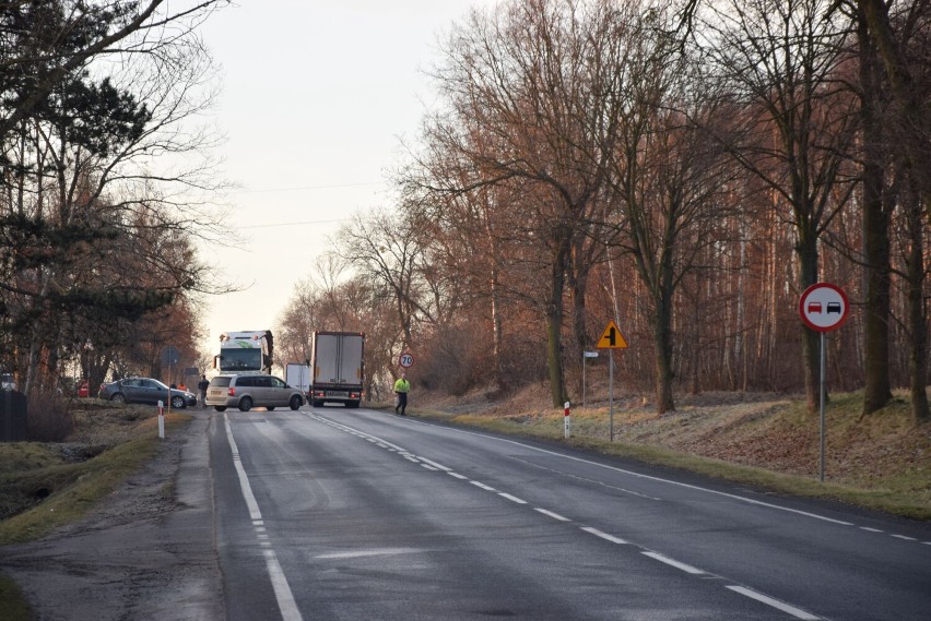 Wypadek w Pątnowie z udziałem dwóch ciężarówek i osobówki. 55-latek trafił do szpitala ZDJĘCIA