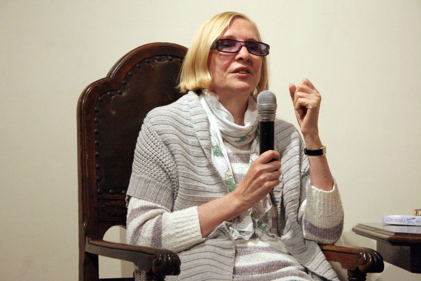 Maria Nurowska we wrzesińskiej bibliotece.