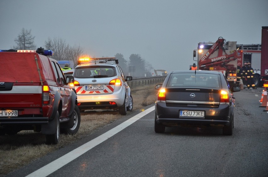 Tragiczny wypadek na A4. Zderzenie dwóch ciężarówek, jedna osoba nie żyje [ZDJĘCIA]