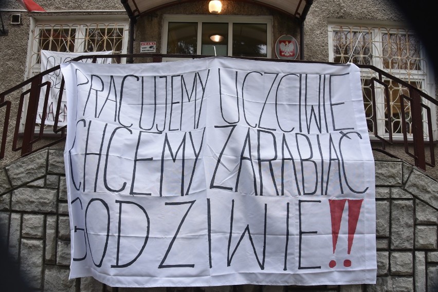 "Morawiecki ma tysiące, nasze pensje żenujące". Protest...