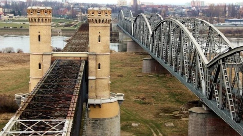 Lisewo Malborskie. Po decyzji wojewody ochrona pilnuje mostu kolejowego, żeby mieszkańcy nie chodzili. Obok trwa rozbiórka obiektu drogowego