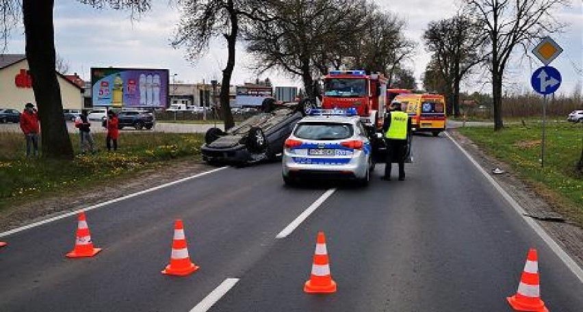 Wypadek w Sieradzu. VW Golf dachował, jedna osoba przewieziona do szpitala[FOTO]