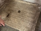 Płyta nagrobna znaleziona przy okazji remontu ulicy Bohaterów Getta w Żarach. Prawdopodobnie pochodzi ze zlikwidowanego cmentarza