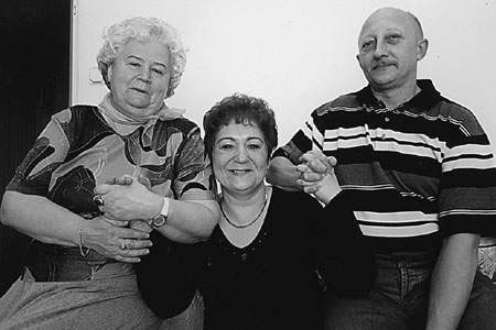 Ewa Kolęda (w środku) z mamą i mężem