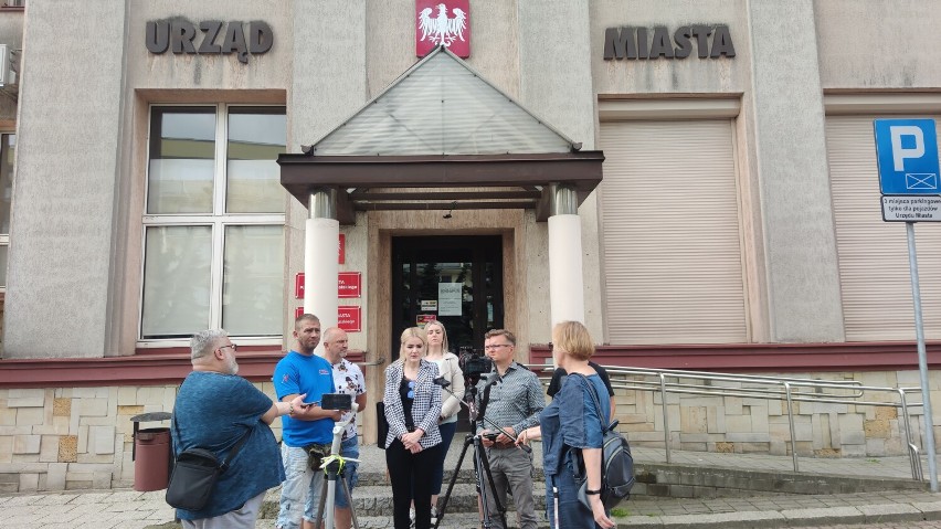 Konferencja prasowa grupy referendalnej w Piotrkowie, krytycznie ocenili absolutorium dla prezydenta Krzysztofa Chojniaka ZDJĘCIA