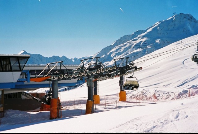 W tym roku, wyjątkowo, można było z miejscowości na 1300 m n.p.m. wyjechać wyciągiem na 2600 m n.p.m. na trasy zwane Giggijoch, kt&oacute;re normalnie na początku listopada są zamknięte z powodu braku śniegu.
Fot.Cecylia Markiewicz