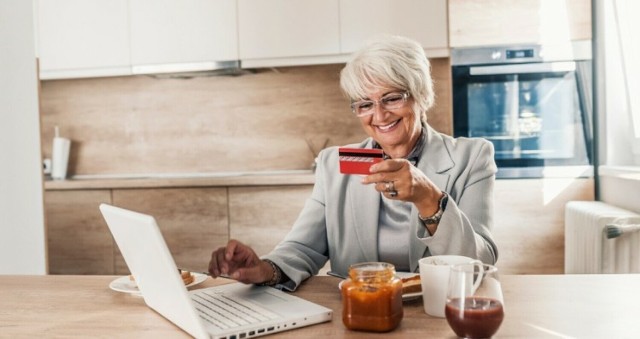 Raport pokazuje, że seniorzy chętnie wykorzystują nowoczesne formy płatności