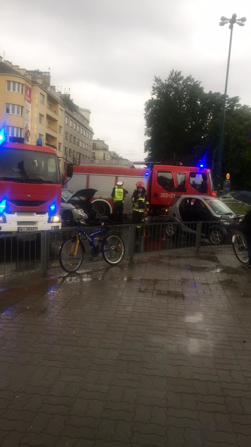 Wypadek na al. Niepodległości. Zderzenie dwóch aut, zablokowane dwa pasy w stronę centrum