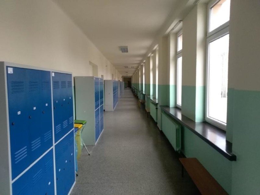 Przemalowany korytarz w Szkole Podstawowej nr 17 w...