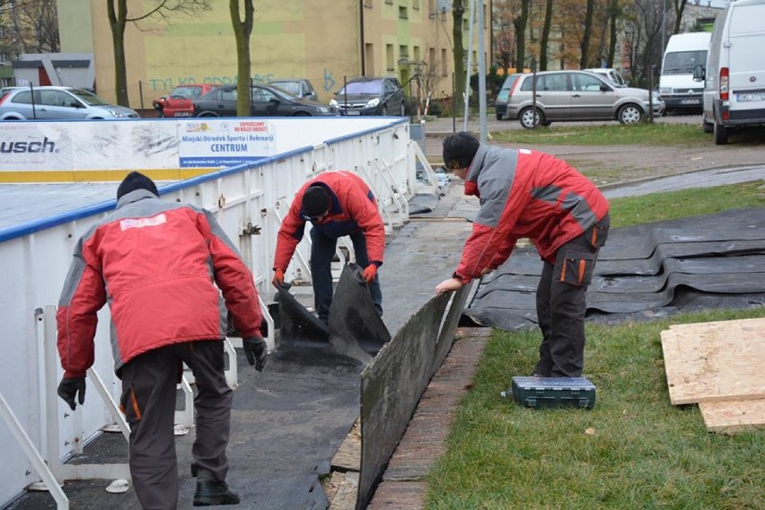 Na ulicy Tysiąclecia trwa budowa lodowiska