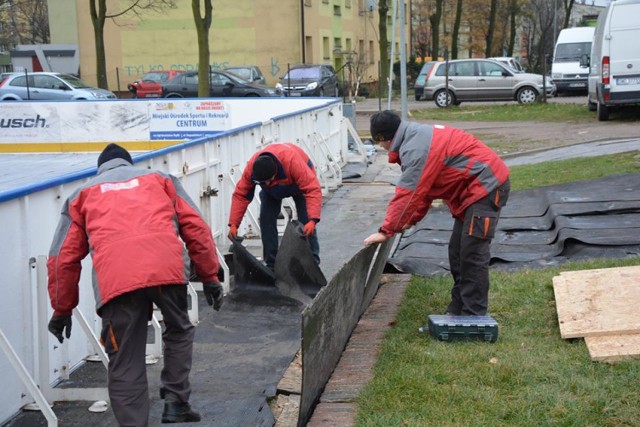 Na ulicy Tysiąclecia trwa budowa lodowiska