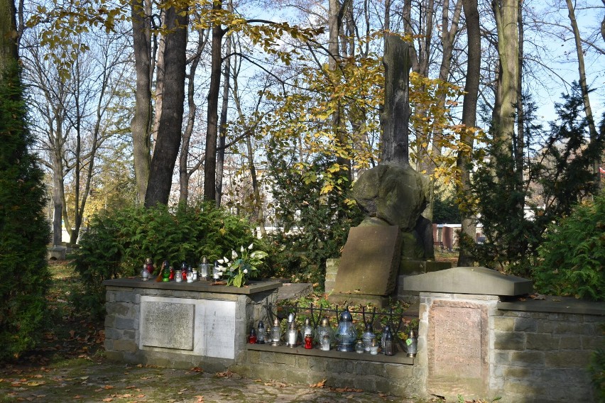 Pomnik i grób Francesco Nullo na starym cmentarzu w Olkuszu