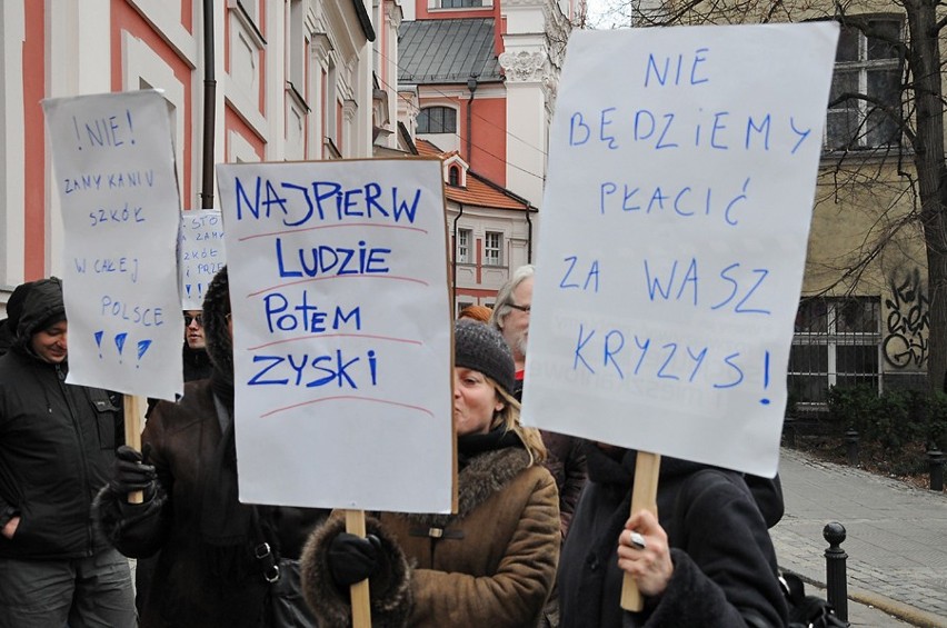 Poznań: Protest przeciwko likwidacji szkół i przedszkoli pod Urzędem Miasta [ZDJĘCIA, WIDEO]