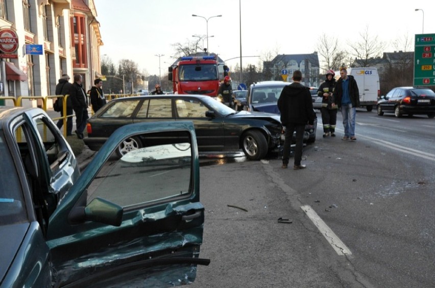 Cztery samochody zderzyły się w centrum Słupska, na ulicy...