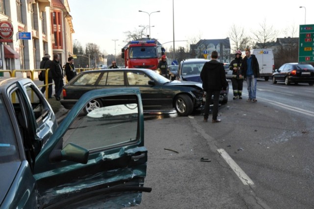 Cztery samochody zderzyły się w centrum Słupska, na ulicy Anny Łajmning.