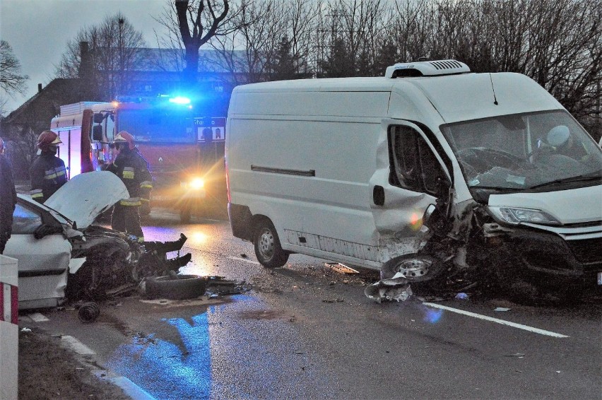 Na miejscu działała policja, strażacy. Krajowa "6" jest...