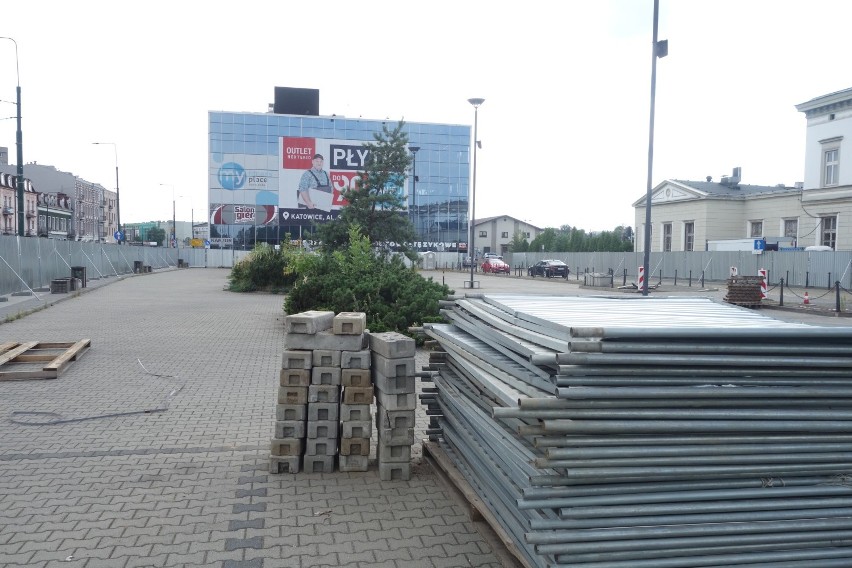 Plac przed dworcem PKP w Sosnowcu jest już placem budowy.