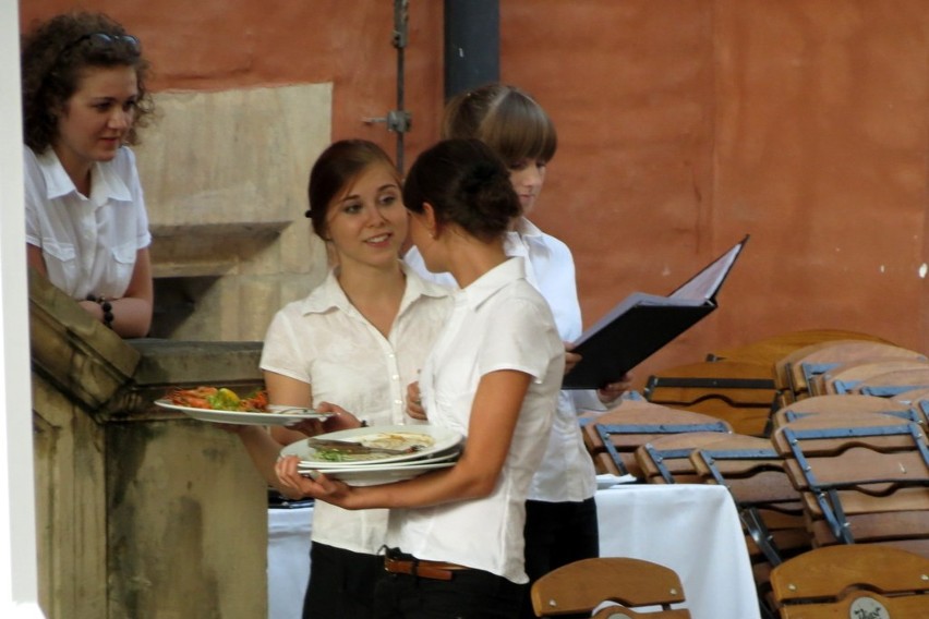 Najładniejsze kelnerki z wrocławskiego Rynku (ZDJĘCIA)