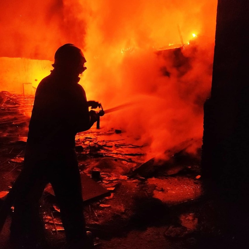 Strażacy w akcji. Duży pożar dawnej Klinkierni w Nowogrodźcu [ZDJĘCIA]