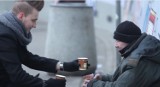 Wyczarował ciepłą kawę dla bezdomnego! Chciał podnieść go na duchu [wideo]