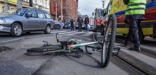 Na polskich drogach i w miastach wciąż przybywa rowerzystów. Na szczęście liczba śmiertelnych wypadków z ich udziałem nieznacznie maleje. Co roku ginie na drogach ponad 200 cyklistów. W 2017 roku o ponad 10 proc. w porównaniu z poprzednimi latami zmniejszyła się liczba wypadków z udziałem cyklistów. Jak wynika z policyjnych statystyk, do większości wypadków, w których zginęli rowerzyści doszło z winy innych użytkowników dróg. W ogromnej większości przypadków sprawcami śmiertelnych wypadków są kierowcy aut osobowych. W jakich sytuacjach dochodzi najczęściej do śmiertelnych wypadków, w których giną rowerzyści, a sprawcami są inni użytkownicy dróg? Sprawdźcie pełne zestawienie danych w naszej galerii.