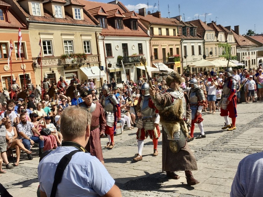 Widowisko historyczne na Jarmarku Jagiellońskim w Sandomierzu. Turyści zachwyceni
