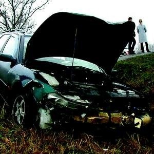 Kierowcy forda mondeo nic się nie stało, choć samochód jest zniszczony. Nie przeżyła za to pasażerka fiata 126p.
Fot. Anna Arent
