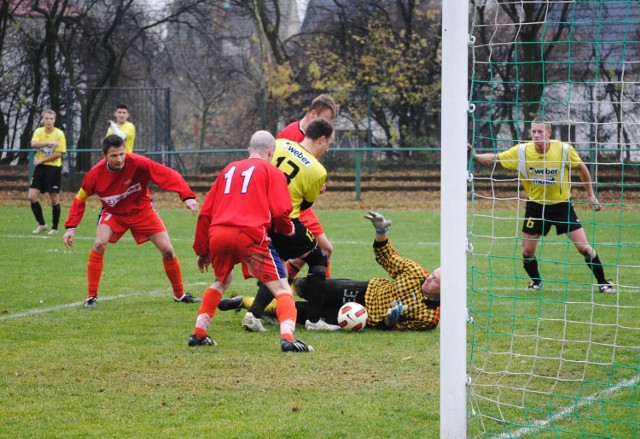 Mimo przewagi, rezerwy  tczewskiego Gryfa 2009 (czerwone stroje), na własnym boisku przegrały z Weberem Okland Szprudowo (żółto-czarne)