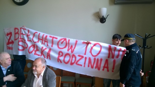 Bełchatów: działacze partii Zmiana zorganizowali protest na sesji rady miejskiej. Zostali wyproszeni z sali obrad przez Straż Miejską.