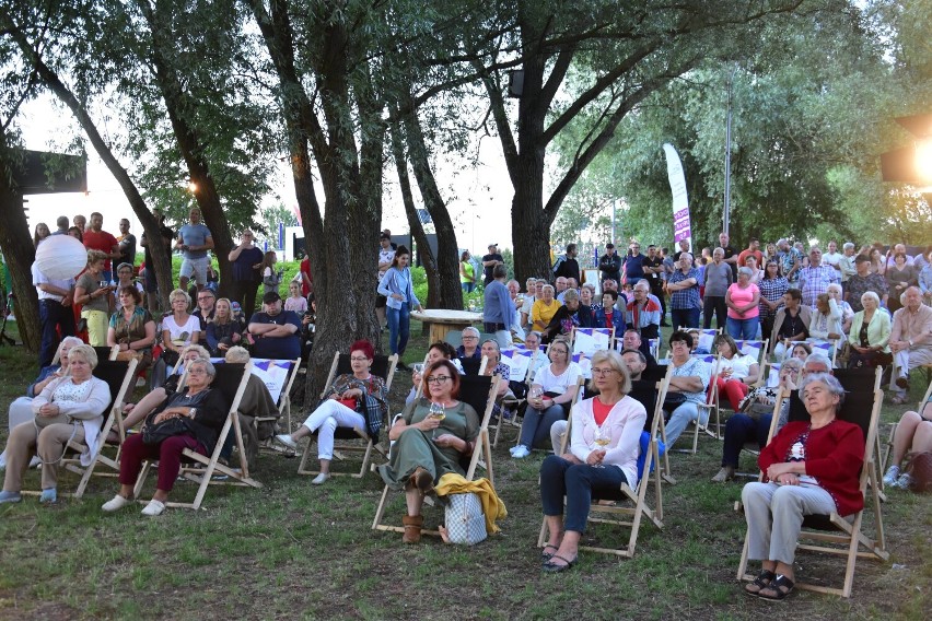 Wieczorny koncert "Wino, luna i śpiew" w Parku Wolności w...
