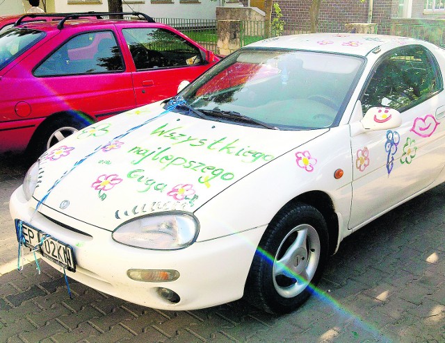 Na parkingu przechodnie patrzyli z uśmiechem w stronę  auta